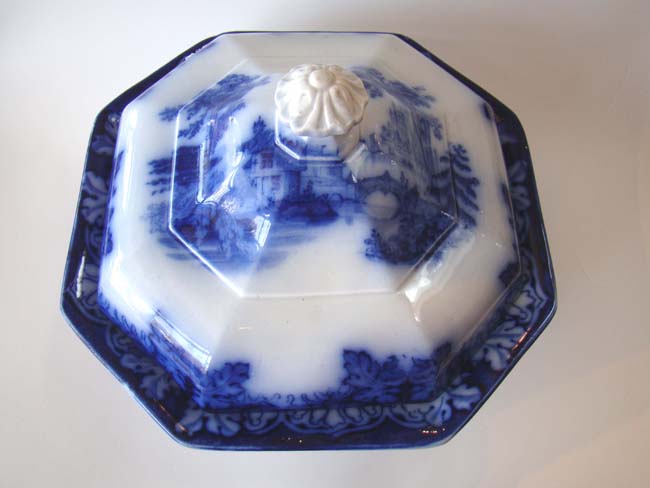 A beautiful 'Flow Blue' stoneware octagonal covered tureen marked KAOLIN Ware, Rhine pattern circa 1850 — image 2